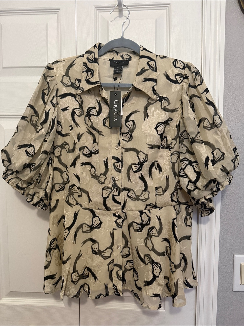Gracia Beige and Black Puff-Sleeve Button-Front Dress